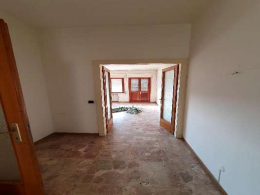 Abitazione in Vittorio Veneto (Treviso) Via Duca D'Aosta 16 (piano quarto, int. 13). Composto da: Ingresso, disimpegno, soggiorno, cucina, tre camere, bagno, ripostiglio, tre poggioli + deposito ad uso esclusivo, box auto ad uso esclusivo e deposito ad uso comune. Identificativi [N.C.E.U.] Categoria Catastale A3 Sezione E foglio 12 part. 950 sub. 16, con deposito ad uso esclusivo alla Sezione E foglio 12 part. 950 sub. 37, box auto ad uso esclusivo alla Sezione E foglio 12 part. 950 sub. 51 e deposito ad uso comune (millesimi di proprietà 50) alla Sezione E foglio 12 part. 950 sub. 64. Mq 124. Libero. Piena proprietà.