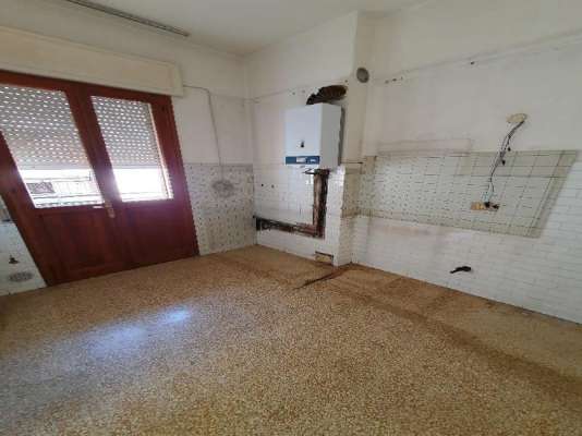 Abitazione in Vittorio Veneto (Treviso) Via Duca D'Aosta 16 (piano quarto, int. 13). Composto da: Ingresso, disimpegno, soggiorno, cucina, tre camere, bagno, ripostiglio, tre poggioli + deposito ad uso esclusivo, box auto ad uso esclusivo e deposito ad uso comune. Identificativi [N.C.E.U.] Categoria Catastale A3 Sezione E foglio 12 part. 950 sub. 16, con deposito ad uso esclusivo alla Sezione E foglio 12 part. 950 sub. 37, box auto ad uso esclusivo alla Sezione E foglio 12 part. 950 sub. 51 e deposito ad uso comune (millesimi di proprietà 50) alla Sezione E foglio 12 part. 950 sub. 64. Mq 124. Libero. Piena proprietà.