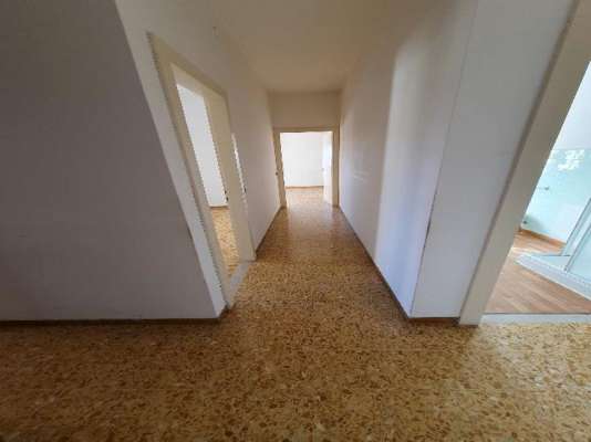 Abitazione in Vittorio Veneto (Treviso) Via Duca D'Aosta 16 (piano quarto, int. 13). Composto da: Ingresso, disimpegno, soggiorno, cucina, tre camere, bagno, ripostiglio, tre poggioli + deposito ad uso esclusivo, box auto ad uso esclusivo e deposito ad uso comune. Identificativi [N.C.E.U.] Categoria Catastale A3 Sezione E foglio 12 part. 950 sub. 16, con deposito ad uso esclusivo alla Sezione E foglio 12 part. 950 sub. 37, box auto ad uso esclusivo alla Sezione E foglio 12 part. 950 sub. 51 e deposito ad uso comune (millesimi di proprietà 50) alla Sezione E foglio 12 part. 950 sub. 64. Mq 124. Libero. Piena proprietà.