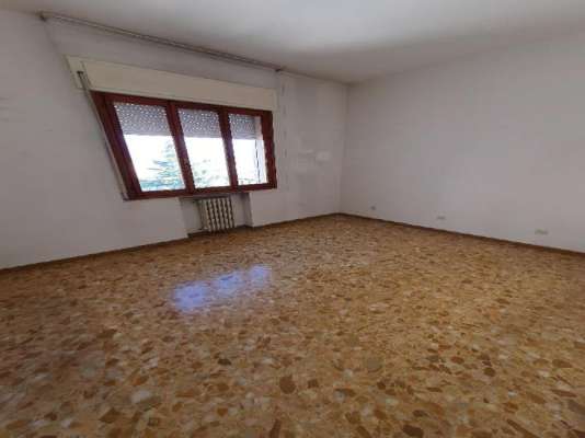 Abitazione in Vittorio Veneto (Treviso) Via Duca D'Aosta 16 (piano quarto, int. 13). Composto da: Ingresso, disimpegno, soggiorno, cucina, tre camere, bagno, ripostiglio, tre poggioli + deposito ad uso esclusivo, box auto ad uso esclusivo e deposito ad uso comune. Identificativi [N.C.E.U.] Categoria Catastale A3 Sezione E foglio 12 part. 950 sub. 16, con deposito ad uso esclusivo alla Sezione E foglio 12 part. 950 sub. 37, box auto ad uso esclusivo alla Sezione E foglio 12 part. 950 sub. 51 e deposito ad uso comune (millesimi di proprietà 50) alla Sezione E foglio 12 part. 950 sub. 64. Mq 124. Libero. Piena proprietà.