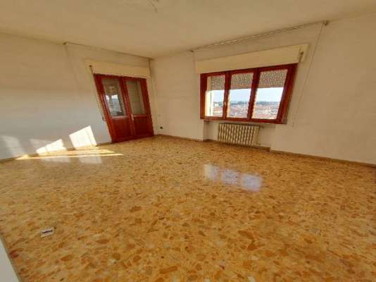 Abitazione in Vittorio Veneto (Treviso) Via Duca D'Aosta 16 (piano quarto, int. 13). Composto da: Ingresso, disimpegno, soggiorno, cucina, tre camere, bagno, ripostiglio, tre poggioli + deposito ad uso esclusivo, box auto ad uso esclusivo e deposito ad uso comune. Identificativi [N.C.E.U.] Categoria Catastale A3 Sezione E foglio 12 part. 950 sub. 16, con deposito ad uso esclusivo alla Sezione E foglio 12 part. 950 sub. 37, box auto ad uso esclusivo alla Sezione E foglio 12 part. 950 sub. 51 e deposito ad uso comune (millesimi di proprietà 50) alla Sezione E foglio 12 part. 950 sub. 64. Mq 124. Libero. Piena proprietà.