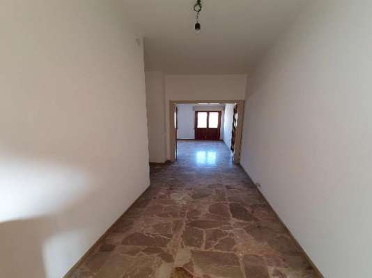 Abitazione in Vittorio Veneto (Treviso) Via Duca D'Aosta 16 (piano quarto, int. 15). Composto da: Ingresso, disimpegno, soggiorno, cucina, due camere, bagno, ripostiglio, tre poggioli + deposito ad uso esclusivo, box auto ad uso esclusivo e deposito ad uso comune. Identificativi [N.C.E.U.] Categoria Catastale A3 Sezione E foglio 12 part. 950 sub. 18, con deposito ad uso esclusivo alla Sezione E foglio 12 part. 950 sub. 32, box auto ad uso esclusivo alla Sezione E foglio 12 part. 950 sub. 49 e deposito ad uso comune (millesimi di proprietà 50) alla Sezione E foglio 12 part. 950 sub. 64. Mq 100. Libero. Piena proprietà.
