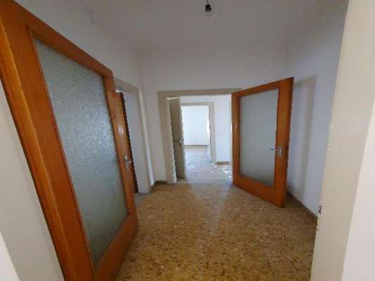 Abitazione in Vittorio Veneto (Treviso) Via Duca D'Aosta 16 (piano quarto, int. 15). Composto da: Ingresso, disimpegno, soggiorno, cucina, due camere, bagno, ripostiglio, tre poggioli + deposito ad uso esclusivo, box auto ad uso esclusivo e deposito ad uso comune. Identificativi [N.C.E.U.] Categoria Catastale A3 Sezione E foglio 12 part. 950 sub. 18, con deposito ad uso esclusivo alla Sezione E foglio 12 part. 950 sub. 32, box auto ad uso esclusivo alla Sezione E foglio 12 part. 950 sub. 49 e deposito ad uso comune (millesimi di proprietà 50) alla Sezione E foglio 12 part. 950 sub. 64. Mq 100. Libero. Piena proprietà.
