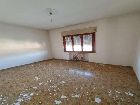 Abitazione in Vittorio Veneto (Treviso) Via Duca D'Aosta 16 (piano quarto, int. 15). Composto da: Ingresso, disimpegno, soggiorno, cucina, due camere, bagno, ripostiglio, tre poggioli + deposito ad uso esclusivo, box auto ad uso esclusivo e deposito ad uso comune. Identificativi [N.C.E.U.] Categoria Catastale A3 Sezione E foglio 12 part. 950 sub. 18, con deposito ad uso esclusivo alla Sezione E foglio 12 part. 950 sub. 32, box auto ad uso esclusivo alla Sezione E foglio 12 part. 950 sub. 49 e deposito ad uso comune (millesimi di proprietà 50) alla Sezione E foglio 12 part. 950 sub. 64. Mq 100. Libero. Piena proprietà.