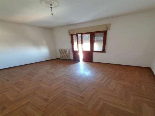 Abitazione in Vittorio Veneto (Treviso) Via Duca D'Aosta 16 (piano quarto, int. 15). Composto da: Ingresso, disimpegno, soggiorno, cucina, due camere, bagno, ripostiglio, tre poggioli + deposito ad uso esclusivo, box auto ad uso esclusivo e deposito ad uso comune. Identificativi [N.C.E.U.] Categoria Catastale A3 Sezione E foglio 12 part. 950 sub. 18, con deposito ad uso esclusivo alla Sezione E foglio 12 part. 950 sub. 32, box auto ad uso esclusivo alla Sezione E foglio 12 part. 950 sub. 49 e deposito ad uso comune (millesimi di proprietà 50) alla Sezione E foglio 12 part. 950 sub. 64. Mq 100. Libero. Piena proprietà.