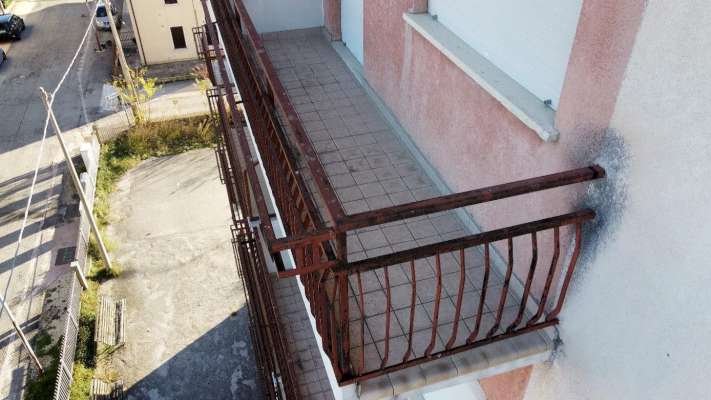 Abitazione in Vittorio Veneto (Treviso) Via Duca D'Aosta 16 (piano quarto, int. 15). Composto da: Ingresso, disimpegno, soggiorno, cucina, due camere, bagno, ripostiglio, tre poggioli + deposito ad uso esclusivo, box auto ad uso esclusivo e deposito ad uso comune. Identificativi [N.C.E.U.] Categoria Catastale A3 Sezione E foglio 12 part. 950 sub. 18, con deposito ad uso esclusivo alla Sezione E foglio 12 part. 950 sub. 32, box auto ad uso esclusivo alla Sezione E foglio 12 part. 950 sub. 49 e deposito ad uso comune (millesimi di proprietà 50) alla Sezione E foglio 12 part. 950 sub. 64. Mq 100. Libero. Piena proprietà.