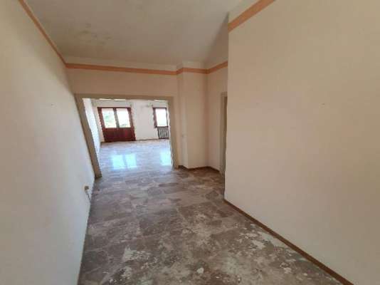 Abitazione in Vittorio Veneto (Treviso) Via Duca D'Aosta 16 (piano quinto, int. 20). Composto da: Ingresso, disimpegno, soggiorno, cucina, due camere, bagno, ripostiglio, tre poggioli + deposito ad uso esclusivo e deposito ad uso comune. Identificativi [N.C.E.U.] Categoria Catastale A3 Sezione E foglio 12 part. 950 sub. 23, con deposito ad uso esclusivo alla Sezione E foglio 12 part. 950 sub. 28 e deposito ad uso comune (millesimi di proprietà 50) alla Sezione E foglio 12 part. 950 sub. 64. Mq 100. Libero. Piena proprietà.