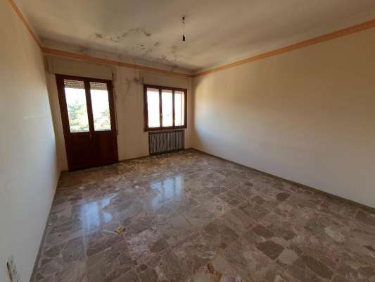 Abitazione in Vittorio Veneto (Treviso) Via Duca D'Aosta 16 (piano quinto, int. 20). Composto da: Ingresso, disimpegno, soggiorno, cucina, due camere, bagno, ripostiglio, tre poggioli + deposito ad uso esclusivo e deposito ad uso comune. Identificativi [N.C.E.U.] Categoria Catastale A3 Sezione E foglio 12 part. 950 sub. 23, con deposito ad uso esclusivo alla Sezione E foglio 12 part. 950 sub. 28 e deposito ad uso comune (millesimi di proprietà 50) alla Sezione E foglio 12 part. 950 sub. 64. Mq 100. Libero. Piena proprietà.