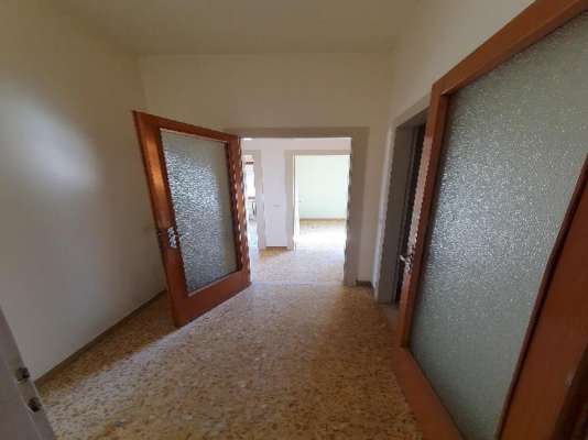 Abitazione in Vittorio Veneto (Treviso) Via Duca D'Aosta 16 (piano quinto, int. 20). Composto da: Ingresso, disimpegno, soggiorno, cucina, due camere, bagno, ripostiglio, tre poggioli + deposito ad uso esclusivo e deposito ad uso comune. Identificativi [N.C.E.U.] Categoria Catastale A3 Sezione E foglio 12 part. 950 sub. 23, con deposito ad uso esclusivo alla Sezione E foglio 12 part. 950 sub. 28 e deposito ad uso comune (millesimi di proprietà 50) alla Sezione E foglio 12 part. 950 sub. 64. Mq 100. Libero. Piena proprietà.