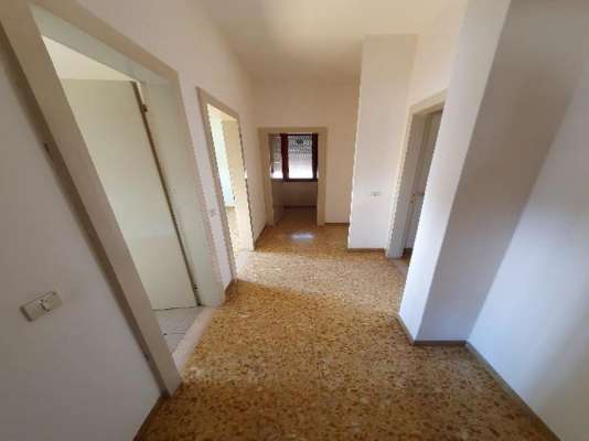 Abitazione in Vittorio Veneto (Treviso) Via Duca D'Aosta 16 (piano quinto, int. 20). Composto da: Ingresso, disimpegno, soggiorno, cucina, due camere, bagno, ripostiglio, tre poggioli + deposito ad uso esclusivo e deposito ad uso comune. Identificativi [N.C.E.U.] Categoria Catastale A3 Sezione E foglio 12 part. 950 sub. 23, con deposito ad uso esclusivo alla Sezione E foglio 12 part. 950 sub. 28 e deposito ad uso comune (millesimi di proprietà 50) alla Sezione E foglio 12 part. 950 sub. 64. Mq 100. Libero. Piena proprietà.