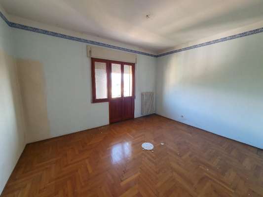 Abitazione in Vittorio Veneto (Treviso) Via Duca D'Aosta 16 (piano quinto, int. 20). Composto da: Ingresso, disimpegno, soggiorno, cucina, due camere, bagno, ripostiglio, tre poggioli + deposito ad uso esclusivo e deposito ad uso comune. Identificativi [N.C.E.U.] Categoria Catastale A3 Sezione E foglio 12 part. 950 sub. 23, con deposito ad uso esclusivo alla Sezione E foglio 12 part. 950 sub. 28 e deposito ad uso comune (millesimi di proprietà 50) alla Sezione E foglio 12 part. 950 sub. 64. Mq 100. Libero. Piena proprietà.