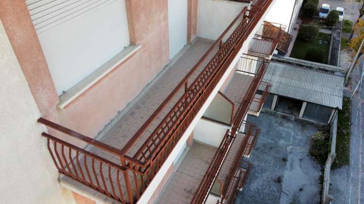 Abitazione in Vittorio Veneto (Treviso) Via Duca D'Aosta 16 (piano quinto, int. 20). Composto da: Ingresso, disimpegno, soggiorno, cucina, due camere, bagno, ripostiglio, tre poggioli + deposito ad uso esclusivo e deposito ad uso comune. Identificativi [N.C.E.U.] Categoria Catastale A3 Sezione E foglio 12 part. 950 sub. 23, con deposito ad uso esclusivo alla Sezione E foglio 12 part. 950 sub. 28 e deposito ad uso comune (millesimi di proprietà 50) alla Sezione E foglio 12 part. 950 sub. 64. Mq 100. Libero. Piena proprietà.