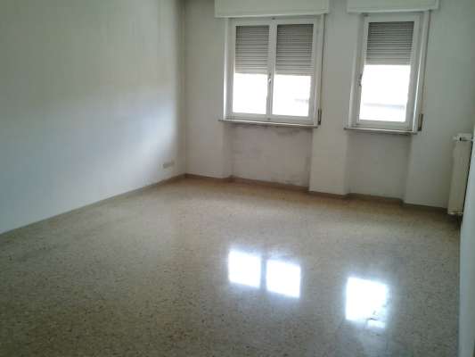Abitazione in Udine (Udine) Via Deciani 103 (piano secondo). Composto da: Atrio, disimpegno, ripostiglio, cucina, soggiorno, bagno, 3 camere e 2 terrazze ed 1 veranda + Cantina . Identificativi [N.C.E.U.] Categoria Catastale A2 foglio 33 part. 123 sub. 33, con deposito ad uso esclusivo al foglio 33 part. 123 sub. 26. . Mq 120. Libero. Piena proprietà.