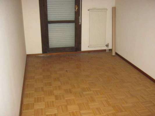 Abitazione in Udine (Udine) Via Luigi E Michele Gortani 52 (piano terra). Composto da: Piano terra: soggiorno, cucina, disimpegno, camera, bagno e ripostiglio e Piano primo: 2 disimpegni, 2 camere, bagno e terrazzo + Cantina e taverna e posto auto scoperto. Identificativi [N.C.E.U.] Categoria Catastale A3 foglio 65 part. 1652 sub. 18, con posto auto scoperto ad uso esclusivo al foglio 65 part. 1652 sub. 80. . Mq 127. Libero. Piena proprietà.