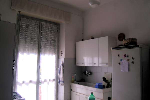 Abitazione in Chiavari (Genova) Via Parma 10 (piano primo, int. 3). Composto da: ingresso, corridoio, soggiorno, disimpegno, 3 camere, cucina, bagno, ripostiglio e 3 terrazzi + cantina e posto auto scoperto. Identificativi [N.C.E.U.] Categoria Catastale A3 foglio 12 part. 1996 sub. 3 (compresa cantina ad uso esclusivo) e posto auto scoperto ad uso esclusivo al foglio 12 part. 1996 sub. 22. Mq 122. Libero. Piena proprietà.