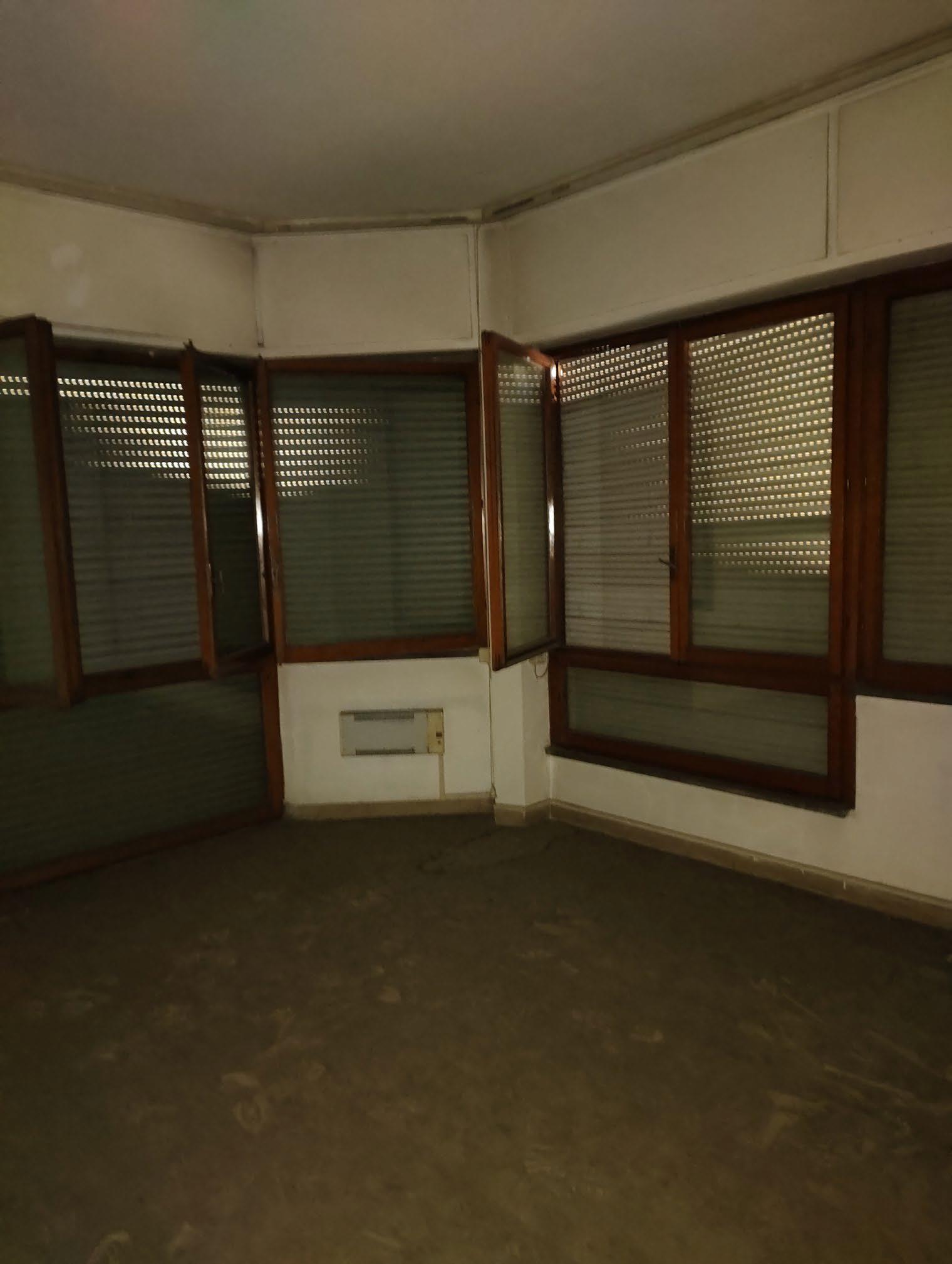 L’unità immobiliare di cui trattasi, è ubicata al secondo piano interno n. 5 ed è composta 2 vani più servizi semplici.ID Cat. [N.C.E.U.] Unità Residenziale cat. A/2 foglio 80 part. 3 sub 510. Sup mq catastali 44. Lotto libero, piena proprietà.