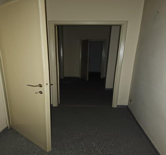 Al terzo piano,  ingresso e uno di servizio che immette direttamente nella cucina. I locali interni, di altezza pari a 3,00 m e ben illuminati, sono ben distribuiti secondo una suddivisione della zona giorno e della zona notte. Ingresso, un disimpegno, cucina, soggiorno, guardaroba, due camere, ripostiglio e due servizi igienici. Un balcone e due terrazze chiuse da veranda. Esposizione prevalente verso sud-est. Cantina int. 6 al primo seminterrato h 2,50 m. Posto auto coperto int. 7 al secondo seminterratoh 2,80 m. ID Cat. [N.C.E.U.] Un. Res. cat. A/1 fg 76 part. 42 sub 565, Un. sec. cat. C/2 fg 76 part. 42 sub 532, Un.sec. cat. C/6 fg 76 part. 42 sub 510. Sup mq catastali 121 + 6 + 19. Lotto libero, piena proprietà.