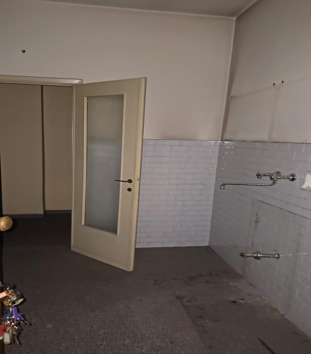 Al terzo piano,  ingresso e uno di servizio che immette direttamente nella cucina. I locali interni, di altezza pari a 3,00 m e ben illuminati, sono ben distribuiti secondo una suddivisione della zona giorno e della zona notte. Ingresso, un disimpegno, cucina, soggiorno, guardaroba, due camere, ripostiglio e due servizi igienici. Un balcone e due terrazze chiuse da veranda. Esposizione prevalente verso sud-est. Cantina int. 6 al primo seminterrato h 2,50 m. Posto auto coperto int. 7 al secondo seminterratoh 2,80 m. ID Cat. [N.C.E.U.] Un. Res. cat. A/1 fg 76 part. 42 sub 565, Un. sec. cat. C/2 fg 76 part. 42 sub 532, Un.sec. cat. C/6 fg 76 part. 42 sub 510. Sup mq catastali 121 + 6 + 19. Lotto libero, piena proprietà.