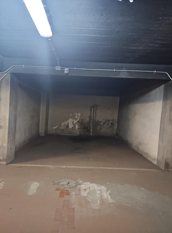 Al terzo piano,  ingresso e uno di servizio che immette direttamente nella cucina. I locali interni, di altezza pari a 3,00 m e ben illuminati, sono ben distribuiti secondo una suddivisione della zona giorno e della zona notte. Ingresso, un disimpegno, cucina, soggiorno, guardaroba, due camere, ripostiglio e due servizi igienici. Un balcone e due terrazze chiuse da veranda. Esposizione prevalente verso sud-est. Cantina int. 6 al primo seminterrato h 2,50 m. Posto auto coperto int. 7 al secondo seminterratoh 2,80 m. ID Cat. [N.C.E.U.] Un. Res. cat. A/1 fg 76 part. 42 sub 565, Un. sec. cat. C/2 fg 76 part. 42 sub 532, Un.sec. cat. C/6 fg 76 part. 42 sub 510. Sup mq catastali 121 + 6 + 19. Lotto libero, piena proprietà.