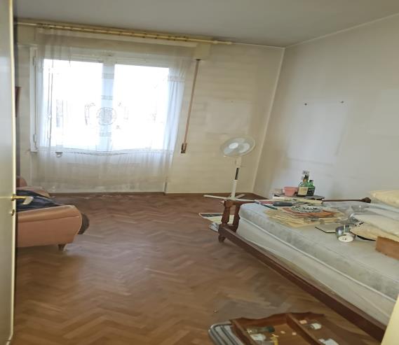 I locali interni, di altezza pari a 3,00 m e ben illuminati, si articolano in quattro vani e un servizio igienico che si aprono tutti su un unico disimpegno senza suddivisione fra zona notte e zona giorno, oltre ad una camera e un ulteriore servizio igienico separati da un disimpegno minore. Prevalenza dell'orientamento verso sud-est. Un balcone, una terrazza e infine un piccolo balcone al quale si accede dal vano scale a comune. Cantina int. 9 al primo seminterrato h 2,50 m. ID Cat. [N.C.E.U.] Unità Residenziale cat. A/1 foglio 76 part. 42 sub 535, Unità secondaria cat. C/2 foglio 76 part. 42 sub 536. Sup mq catastali 140, mq catastali 5. Lotto libero, piena proprietà.