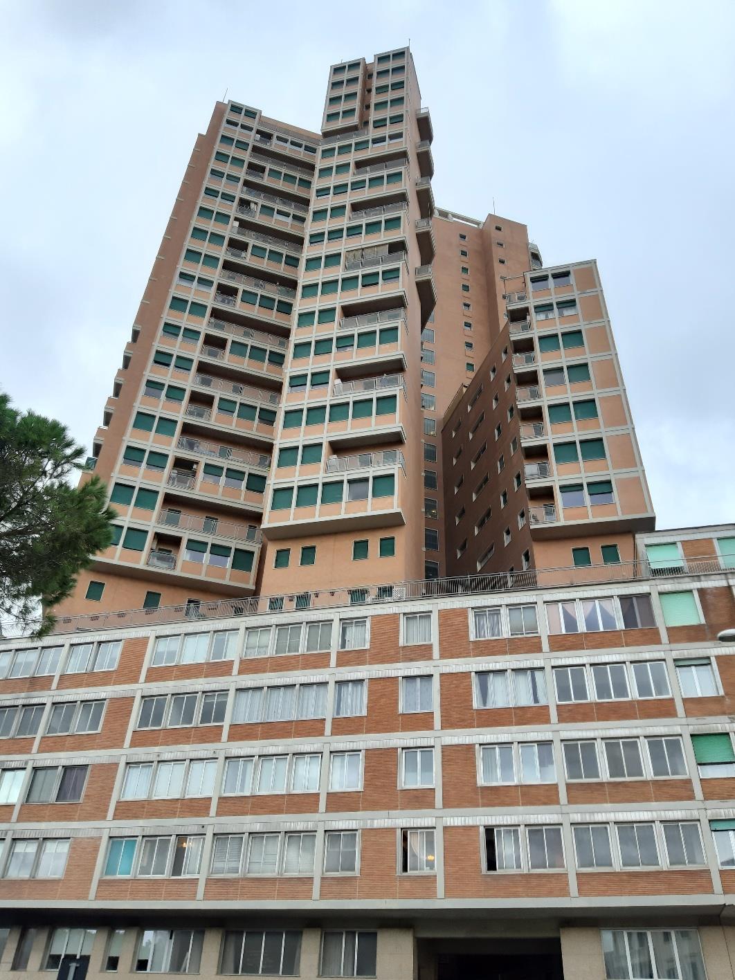 3,5 vani + servizi doppi.ID Cat. [N.C.E.U.] Unità Residenziale cat. A/2 foglio 27 part. 254 sub 60. Sup mq catastali 96. Lotto libero, piena proprietà.