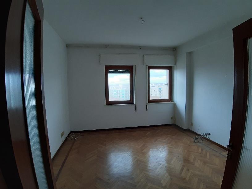 3,5 vani + servizi doppi.ID Cat. [N.C.E.U.] Unità Residenziale cat. A/2 foglio 27 part. 254 sub 60. Sup mq catastali 96. Lotto libero, piena proprietà.