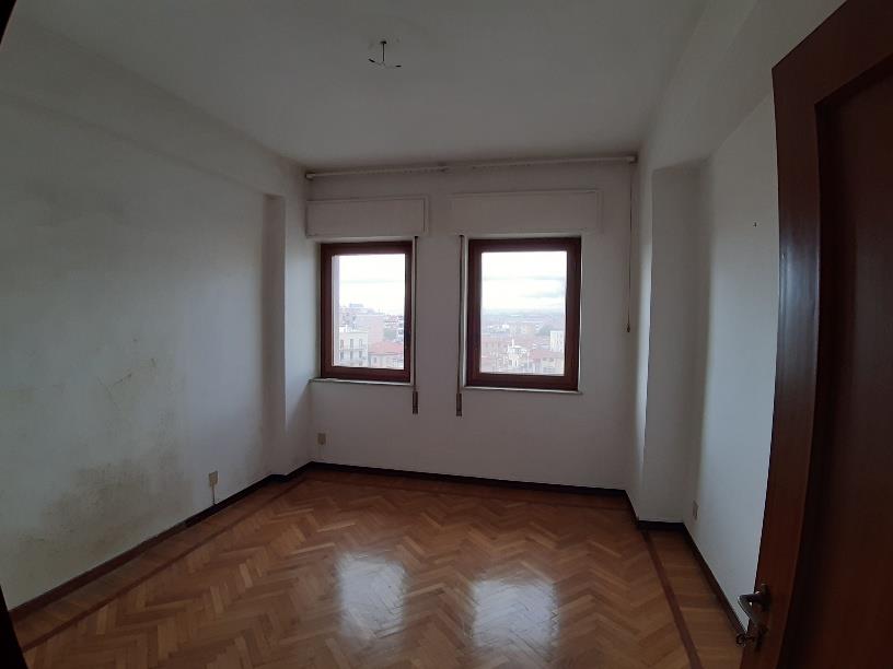 3,5 vani + servizi doppi.ID Cat. [N.C.E.U.] Unità Residenziale cat. A/2 foglio 27 part. 254 sub 60. Sup mq catastali 96. Lotto libero, piena proprietà.