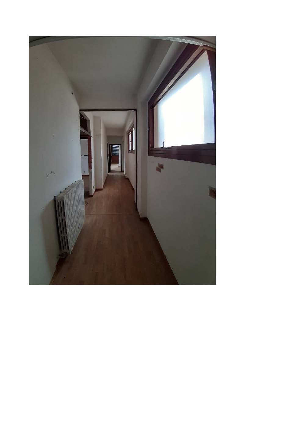 4 vani + servizi doppi + terrazza.ID Cat. [N.C.E.U.] Unità Residenziale cat. A/2 foglio 27 part. 254 sub 73. Sup mq catastali 137. Lotto libero, piena proprietà.