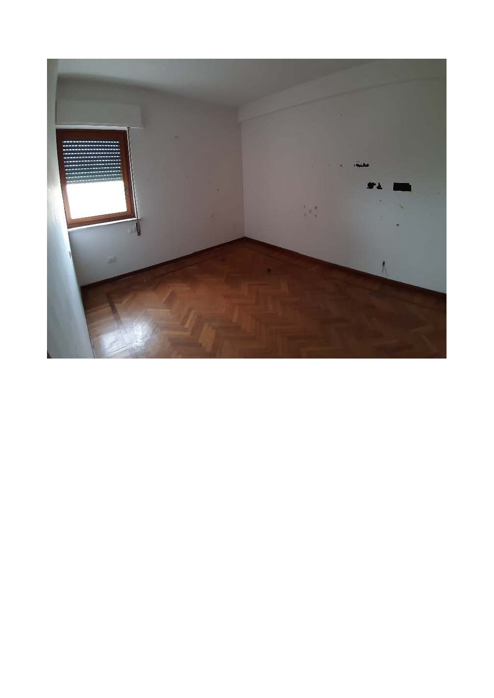4 vani + servizi doppi + terrazza.ID Cat. [N.C.E.U.] Unità Residenziale cat. A/2 foglio 27 part. 254 sub 73. Sup mq catastali 137. Lotto libero, piena proprietà.