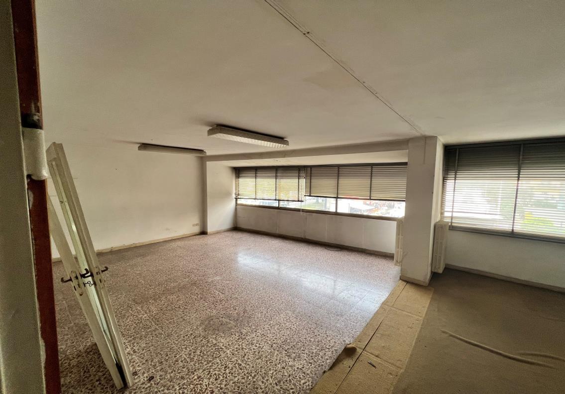 Ufficio posto al primo piano scala D composto da ingresso da cui si accede ad un ampio vano ad uso ufficio e ai servizi con antibagno. Esposto ad ovest, presenta un unico affaccio. La distribuzione interna è da considerarsi normale.ID Cat. [N.C.E.U.] Unità Principale cat. A/10 foglio 76 part. 647 sub 61. Sup mq catastali 64. Lotto libero, piena proprietà.