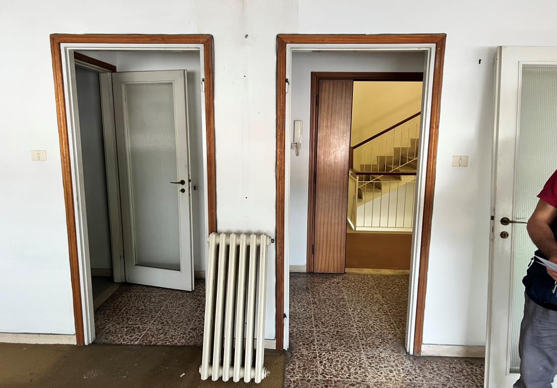 Ufficio posto al primo piano scala D composto da ingresso da cui si accede ad un ampio vano ad uso ufficio e ai servizi con antibagno. Esposto ad ovest, presenta un unico affaccio. La distribuzione interna è da considerarsi normale.ID Cat. [N.C.E.U.] Unità Principale cat. A/10 foglio 76 part. 647 sub 61. Sup mq catastali 64. Lotto libero, piena proprietà.