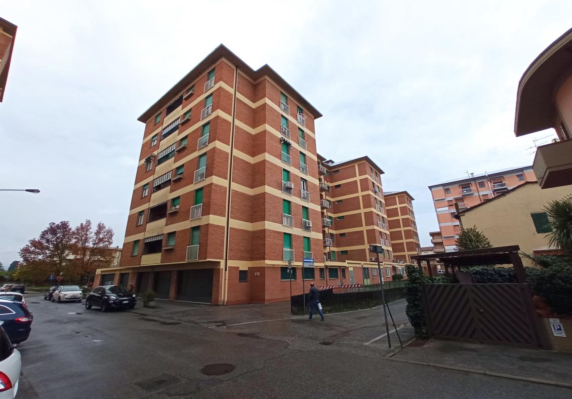 L’unità (altezza interna ml. 3,00) è composta da ingresso-corridoio-disimpegno, cucina, soggiorno con terrazzo sul lato ovest, ripostiglio, bagno, tre camere e altro terrazzo sul lato sud, oltre vano ad uso soffitta posto al piano settimo raggiungibile passando per il vano scala condominiale. Posto auto coperto int. 11 in Via Antonio Vivaldi 15 localizzato al piano interrato (altezza ml. 3,20). È raggiungibile anche dagli altri piani dell’edificio passando per il vano scala condominiale interno. ID Cat. [N.C.E.U.] Unità Residenziale cat. A/3 foglio 202 part. 543 sub 43, Unità Secondaria cat. C/6 foglio 202 part. 543 sub 504. Sup mq catastali 144 
mq catastali 21. Lotto libero, piena proprietà.