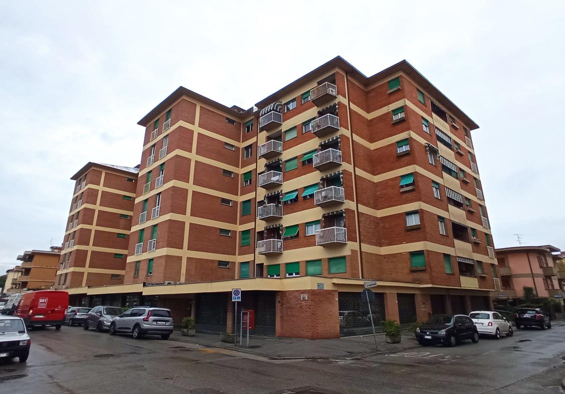 L’unità (altezza interna ml. 3,00) è composta da ingresso-corridoio-disimpegno, cucina, soggiorno con terrazzo sul lato ovest, ripostiglio, bagno, tre camere e altro terrazzo sul lato sud, oltre vano ad uso soffitta posto al piano settimo raggiungibile passando per il vano scala condominiale. Posto auto coperto int. 11 in Via Antonio Vivaldi 15 localizzato al piano interrato (altezza ml. 3,20). È raggiungibile anche dagli altri piani dell’edificio passando per il vano scala condominiale interno. ID Cat. [N.C.E.U.] Unità Residenziale cat. A/3 foglio 202 part. 543 sub 43, Unità Secondaria cat. C/6 foglio 202 part. 543 sub 504. Sup mq catastali 144 
mq catastali 21. Lotto libero, piena proprietà.