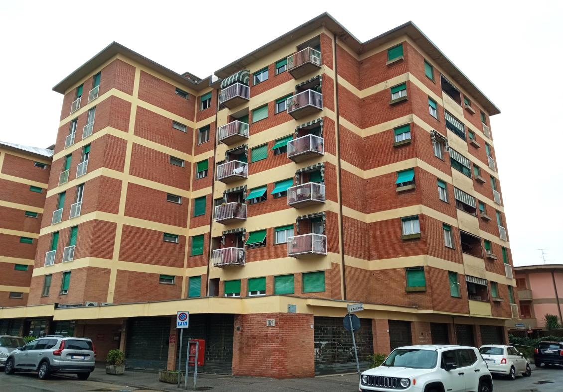 L’unità (altezza interna ml. 3,00) è composta da ingresso-corridoio-disimpegno, cucina, soggiorno con terrazzo sul lato ovest, ripostiglio, bagno, tre camere e altro terrazzo sul lato sud, oltre vano ad uso soffitta posto al piano settimo raggiungibile passando per il vano scala condominiale. Posto auto coperto int. 11 in Via Antonio Vivaldi 15 localizzato al piano interrato (altezza ml. 3,20). È raggiungibile anche dagli altri piani dell’edificio passando per il vano scala condominiale interno. ID Cat. [N.C.E.U.] Unità Residenziale cat. A/3 foglio 202 part. 543 sub 43, Unità Secondaria cat. C/6 foglio 202 part. 543 sub 504. Sup mq catastali 144 
mq catastali 21. Lotto libero, piena proprietà.