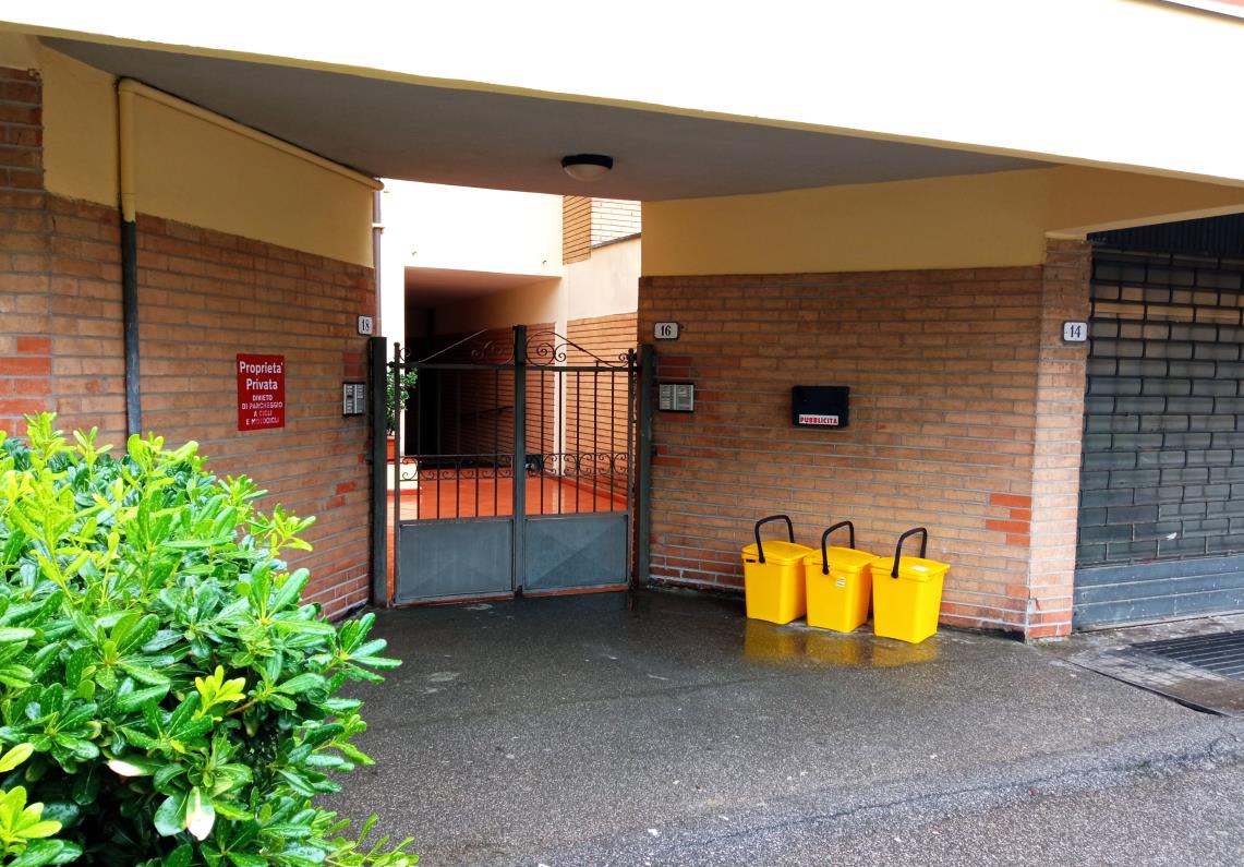 L’unità (altezza interna ml. 3,00) è composta da ingresso-corridoio-disimpegno, cucina, soggiorno con terrazzo sul lato ovest, ripostiglio, bagno, tre camere e altro terrazzo sul lato sud, oltre vano ad uso soffitta posto al piano settimo raggiungibile passando per il vano scala condominiale. Posto auto coperto int. 11 in Via Antonio Vivaldi 15 localizzato al piano interrato (altezza ml. 3,20). È raggiungibile anche dagli altri piani dell’edificio passando per il vano scala condominiale interno. ID Cat. [N.C.E.U.] Unità Residenziale cat. A/3 foglio 202 part. 543 sub 43, Unità Secondaria cat. C/6 foglio 202 part. 543 sub 504. Sup mq catastali 144 
mq catastali 21. Lotto libero, piena proprietà.