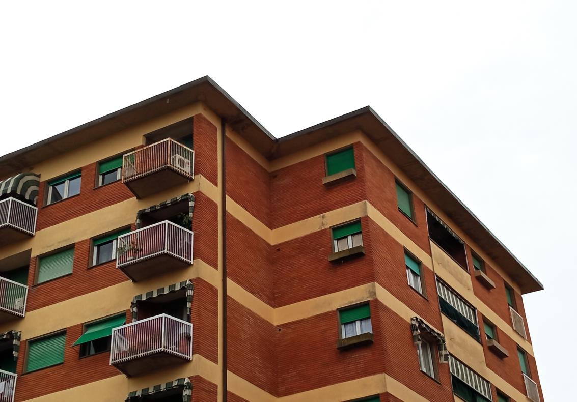 L’unità (altezza interna ml. 3,00) è composta da ingresso-corridoio-disimpegno, cucina, soggiorno con terrazzo sul lato ovest, ripostiglio, bagno, tre camere e altro terrazzo sul lato sud, oltre vano ad uso soffitta posto al piano settimo raggiungibile passando per il vano scala condominiale. Posto auto coperto int. 11 in Via Antonio Vivaldi 15 localizzato al piano interrato (altezza ml. 3,20). È raggiungibile anche dagli altri piani dell’edificio passando per il vano scala condominiale interno. ID Cat. [N.C.E.U.] Unità Residenziale cat. A/3 foglio 202 part. 543 sub 43, Unità Secondaria cat. C/6 foglio 202 part. 543 sub 504. Sup mq catastali 144 
mq catastali 21. Lotto libero, piena proprietà.