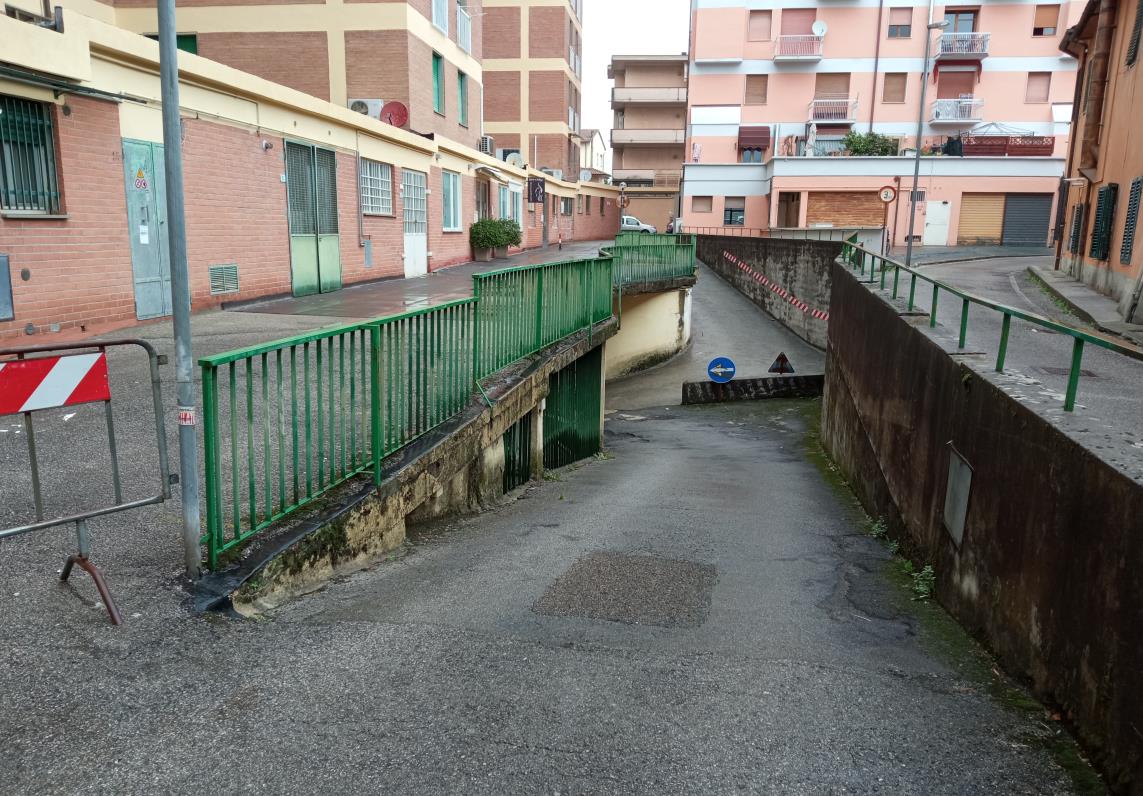 L’unità (altezza interna ml. 3,00) è composta da ingresso-corridoio-disimpegno, cucina, soggiorno con terrazzo sul lato ovest, ripostiglio, bagno, tre camere e altro terrazzo sul lato sud, oltre vano ad uso soffitta posto al piano settimo raggiungibile passando per il vano scala condominiale. Posto auto coperto int. 11 in Via Antonio Vivaldi 15 localizzato al piano interrato (altezza ml. 3,20). È raggiungibile anche dagli altri piani dell’edificio passando per il vano scala condominiale interno. ID Cat. [N.C.E.U.] Unità Residenziale cat. A/3 foglio 202 part. 543 sub 43, Unità Secondaria cat. C/6 foglio 202 part. 543 sub 504. Sup mq catastali 144 
mq catastali 21. Lotto libero, piena proprietà.