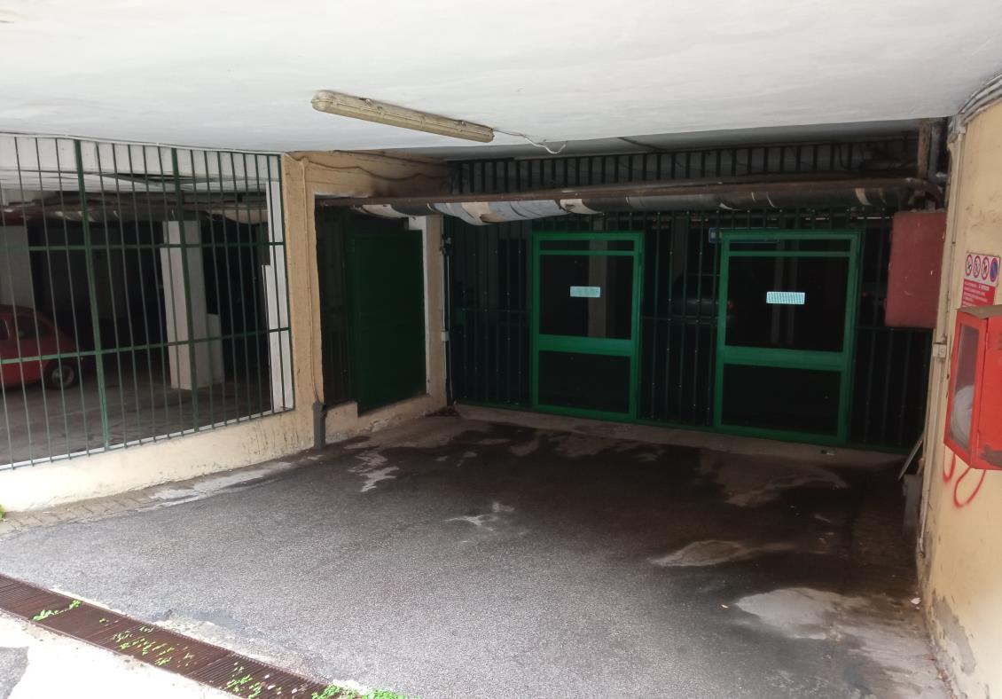 L’unità (altezza interna ml. 3,00) è composta da ingresso-corridoio-disimpegno, cucina, soggiorno con terrazzo sul lato ovest, ripostiglio, bagno, tre camere e altro terrazzo sul lato sud, oltre vano ad uso soffitta posto al piano settimo raggiungibile passando per il vano scala condominiale. Posto auto coperto int. 11 in Via Antonio Vivaldi 15 localizzato al piano interrato (altezza ml. 3,20). È raggiungibile anche dagli altri piani dell’edificio passando per il vano scala condominiale interno. ID Cat. [N.C.E.U.] Unità Residenziale cat. A/3 foglio 202 part. 543 sub 43, Unità Secondaria cat. C/6 foglio 202 part. 543 sub 504. Sup mq catastali 144 
mq catastali 21. Lotto libero, piena proprietà.