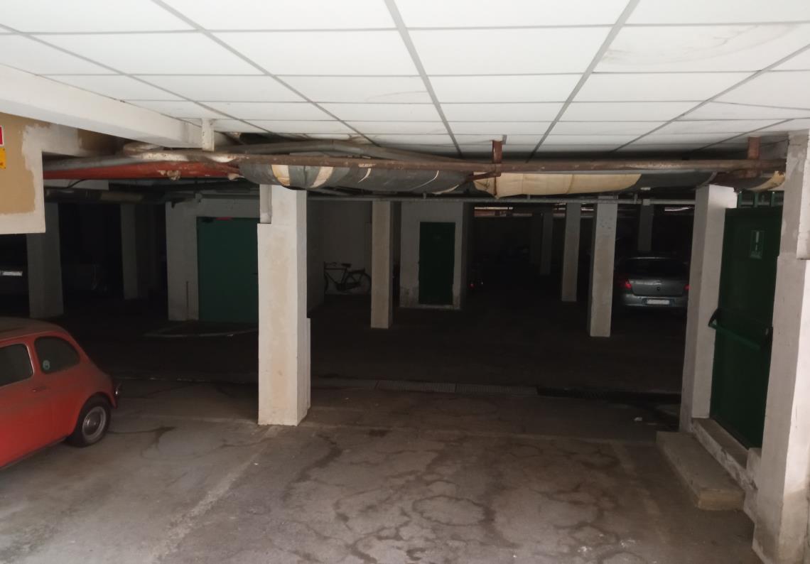 L’unità (altezza interna ml. 3,00) è composta da ingresso-corridoio-disimpegno, cucina, soggiorno con terrazzo sul lato ovest, ripostiglio, bagno, tre camere e altro terrazzo sul lato sud, oltre vano ad uso soffitta posto al piano settimo raggiungibile passando per il vano scala condominiale. Posto auto coperto int. 11 in Via Antonio Vivaldi 15 localizzato al piano interrato (altezza ml. 3,20). È raggiungibile anche dagli altri piani dell’edificio passando per il vano scala condominiale interno. ID Cat. [N.C.E.U.] Unità Residenziale cat. A/3 foglio 202 part. 543 sub 43, Unità Secondaria cat. C/6 foglio 202 part. 543 sub 504. Sup mq catastali 144 
mq catastali 21. Lotto libero, piena proprietà.