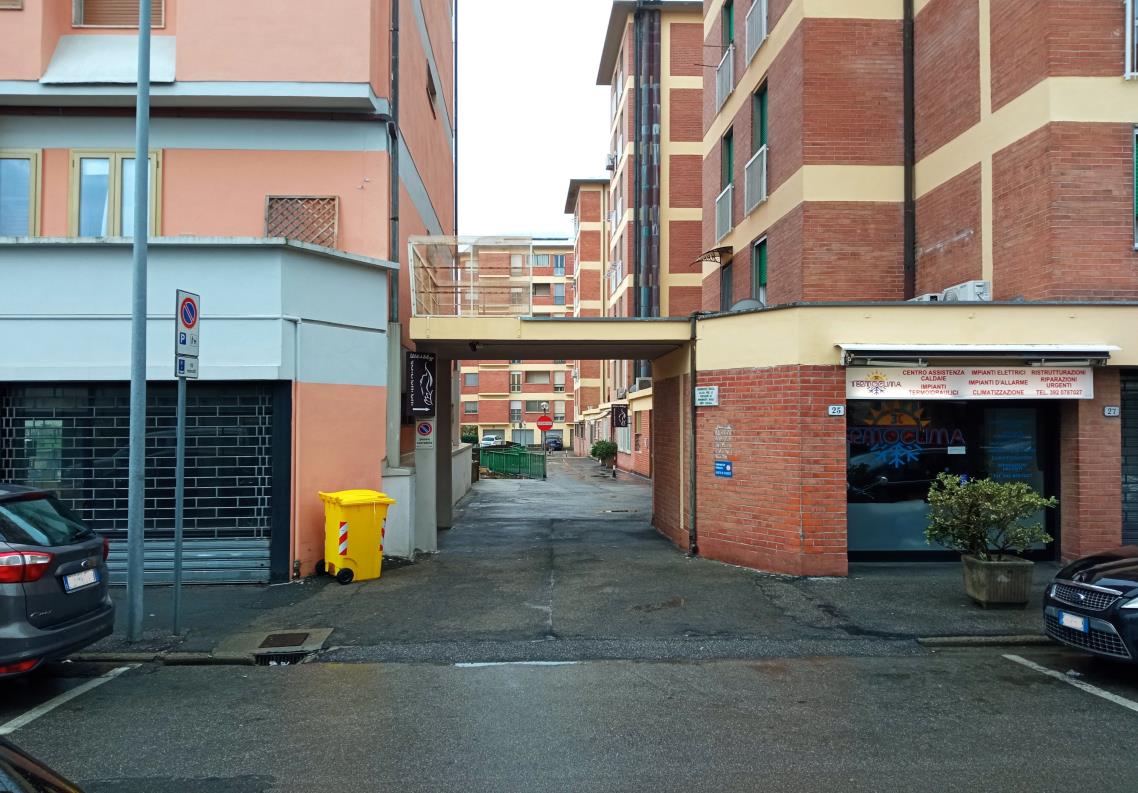 L’unità (altezza interna ml. 3,00) è composta da ingresso-corridoio-disimpegno, cucina, soggiorno con terrazzo sul lato ovest, ripostiglio, bagno, tre camere e altro terrazzo sul lato sud, oltre vano ad uso soffitta posto al piano settimo raggiungibile passando per il vano scala condominiale. Posto auto coperto int. 11 in Via Antonio Vivaldi 15 localizzato al piano interrato (altezza ml. 3,20). È raggiungibile anche dagli altri piani dell’edificio passando per il vano scala condominiale interno. ID Cat. [N.C.E.U.] Unità Residenziale cat. A/3 foglio 202 part. 543 sub 43, Unità Secondaria cat. C/6 foglio 202 part. 543 sub 504. Sup mq catastali 144 
mq catastali 21. Lotto libero, piena proprietà.