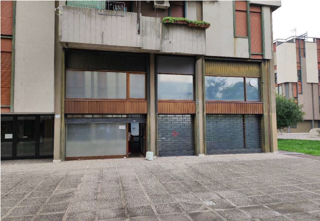ufficio strutturato in 18 vani al primo piano, terra, ed interrato: al primo piano 11 uffici, corridoio due ripostigli, 4 bagni con antibagno; due magazzini al piano terra; un magazzino al piano interrato. il box auto sub 14 è ubicato al piano terra con accesso esterno dotato di basculante; i box auto sub 15-16-17 sono ubicati al piano terra con accesso esterno dotato di basculante e sono collegati fra di loro. ID Cat. [N.C.E.U.] Unità Uso Ufficio cat.A/10 Foglio 180 (ex C/9) part. 627 (ex 705) sub 1, Box Auto cat.C/6 Foglio 180 (ex C/9) part. 627 (ex 705) sub 14-15-16-17. Sup mq 570 catastali, box auto 76 mq catastali. Lotto libero, piena proprietà.