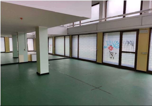 ufficio strutturato in 18 vani al primo piano, terra, ed interrato: al primo piano 11 uffici, corridoio due ripostigli, 4 bagni con antibagno; due magazzini al piano terra; un magazzino al piano interrato. il box auto sub 14 è ubicato al piano terra con accesso esterno dotato di basculante; i box auto sub 15-16-17 sono ubicati al piano terra con accesso esterno dotato di basculante e sono collegati fra di loro. ID Cat. [N.C.E.U.] Unità Uso Ufficio cat.A/10 Foglio 180 (ex C/9) part. 627 (ex 705) sub 1, Box Auto cat.C/6 Foglio 180 (ex C/9) part. 627 (ex 705) sub 14-15-16-17. Sup mq 570 catastali, box auto 76 mq catastali. Lotto libero, piena proprietà.