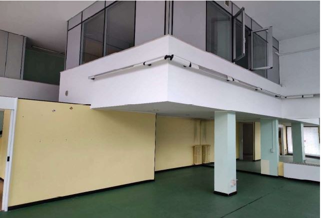 ufficio strutturato in 18 vani al primo piano, terra, ed interrato: al primo piano 11 uffici, corridoio due ripostigli, 4 bagni con antibagno; due magazzini al piano terra; un magazzino al piano interrato. il box auto sub 14 è ubicato al piano terra con accesso esterno dotato di basculante; i box auto sub 15-16-17 sono ubicati al piano terra con accesso esterno dotato di basculante e sono collegati fra di loro. ID Cat. [N.C.E.U.] Unità Uso Ufficio cat.A/10 Foglio 180 (ex C/9) part. 627 (ex 705) sub 1, Box Auto cat.C/6 Foglio 180 (ex C/9) part. 627 (ex 705) sub 14-15-16-17. Sup mq 570 catastali, box auto 76 mq catastali. Lotto libero, piena proprietà.