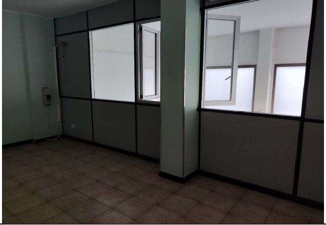 ufficio strutturato in 18 vani al primo piano, terra, ed interrato: al primo piano 11 uffici, corridoio due ripostigli, 4 bagni con antibagno; due magazzini al piano terra; un magazzino al piano interrato. il box auto sub 14 è ubicato al piano terra con accesso esterno dotato di basculante; i box auto sub 15-16-17 sono ubicati al piano terra con accesso esterno dotato di basculante e sono collegati fra di loro. ID Cat. [N.C.E.U.] Unità Uso Ufficio cat.A/10 Foglio 180 (ex C/9) part. 627 (ex 705) sub 1, Box Auto cat.C/6 Foglio 180 (ex C/9) part. 627 (ex 705) sub 14-15-16-17. Sup mq 570 catastali, box auto 76 mq catastali. Lotto libero, piena proprietà.