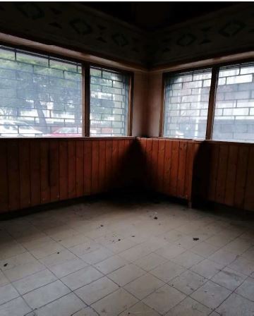 ufficio strutturato in 18 vani al primo piano, terra, ed interrato: al primo piano 11 uffici, corridoio due ripostigli, 4 bagni con antibagno; due magazzini al piano terra; un magazzino al piano interrato. il box auto sub 14 è ubicato al piano terra con accesso esterno dotato di basculante; i box auto sub 15-16-17 sono ubicati al piano terra con accesso esterno dotato di basculante e sono collegati fra di loro. ID Cat. [N.C.E.U.] Unità Uso Ufficio cat.A/10 Foglio 180 (ex C/9) part. 627 (ex 705) sub 1, Box Auto cat.C/6 Foglio 180 (ex C/9) part. 627 (ex 705) sub 14-15-16-17. Sup mq 570 catastali, box auto 76 mq catastali. Lotto libero, piena proprietà.