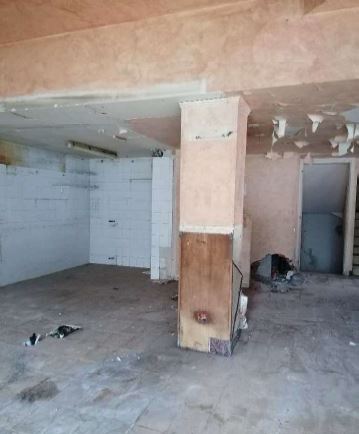 ufficio strutturato in 18 vani al primo piano, terra, ed interrato: al primo piano 11 uffici, corridoio due ripostigli, 4 bagni con antibagno; due magazzini al piano terra; un magazzino al piano interrato. il box auto sub 14 è ubicato al piano terra con accesso esterno dotato di basculante; i box auto sub 15-16-17 sono ubicati al piano terra con accesso esterno dotato di basculante e sono collegati fra di loro. ID Cat. [N.C.E.U.] Unità Uso Ufficio cat.A/10 Foglio 180 (ex C/9) part. 627 (ex 705) sub 1, Box Auto cat.C/6 Foglio 180 (ex C/9) part. 627 (ex 705) sub 14-15-16-17. Sup mq 570 catastali, box auto 76 mq catastali. Lotto libero, piena proprietà.