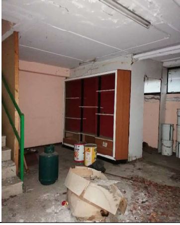 ufficio strutturato in 18 vani al primo piano, terra, ed interrato: al primo piano 11 uffici, corridoio due ripostigli, 4 bagni con antibagno; due magazzini al piano terra; un magazzino al piano interrato. il box auto sub 14 è ubicato al piano terra con accesso esterno dotato di basculante; i box auto sub 15-16-17 sono ubicati al piano terra con accesso esterno dotato di basculante e sono collegati fra di loro. ID Cat. [N.C.E.U.] Unità Uso Ufficio cat.A/10 Foglio 180 (ex C/9) part. 627 (ex 705) sub 1, Box Auto cat.C/6 Foglio 180 (ex C/9) part. 627 (ex 705) sub 14-15-16-17. Sup mq 570 catastali, box auto 76 mq catastali. Lotto libero, piena proprietà.