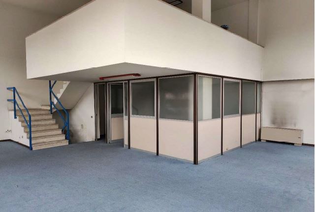 ufficio strutturato in 18 vani al primo piano, terra, ed interrato: al primo piano 11 uffici, corridoio due ripostigli, 4 bagni con antibagno; due magazzini al piano terra; un magazzino al piano interrato. il box auto sub 14 è ubicato al piano terra con accesso esterno dotato di basculante; i box auto sub 15-16-17 sono ubicati al piano terra con accesso esterno dotato di basculante e sono collegati fra di loro. ID Cat. [N.C.E.U.] Unità Uso Ufficio cat.A/10 Foglio 180 (ex C/9) part. 627 (ex 705) sub 1, Box Auto cat.C/6 Foglio 180 (ex C/9) part. 627 (ex 705) sub 14-15-16-17. Sup mq 570 catastali, box auto 76 mq catastali. Lotto libero, piena proprietà.