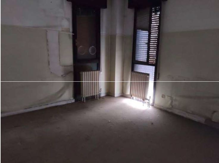 Ufficio ubicato al primo piano, composto da quattro vani, un servizio igienico, un ripostiglio e servito da un poggiolo. Pertinenza dell'unità risulta una cantina al piano primo sottostrada. ID Cat. [N.C.E.U.] Unità Uso Ufficio cat.A/10 Foglio 180 (ex C/9) part. 616 (ex 709) sub 1. Sup mq 135 catastali. Lotto libero, piena proprietà.