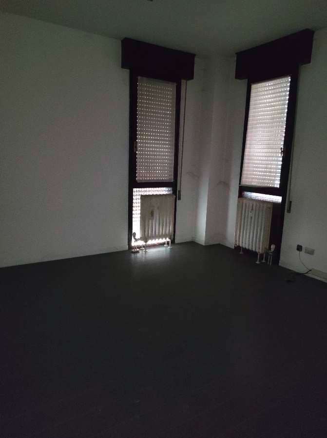 Ufficio ubicato al primo piano, composto da cinque vani, due servizi igienici, un ripostiglio e servito da un poggiolo. Pertinenza dell'unità risulta una cantina al piano terra. ID Cat. [N.C.E.U.] Unità Uso Ufficio cat.A/10 Foglio 180 (ex C/9) part. 621 (ex 710) sub 4. Sup mq 121 catastali. Lotto libero, piena proprietà.